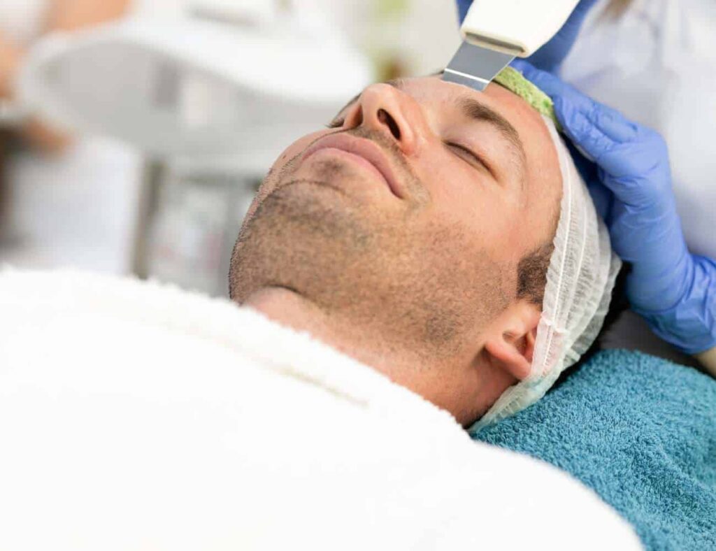 Limpeza de pele, tratamento com procura do público masculino na estética