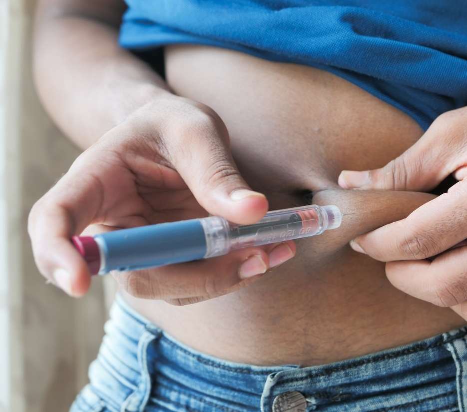 Aplicação de caneta emagrecedora em região abdominal, utilizada sob prescrição médica para controle metabólico e redução de peso